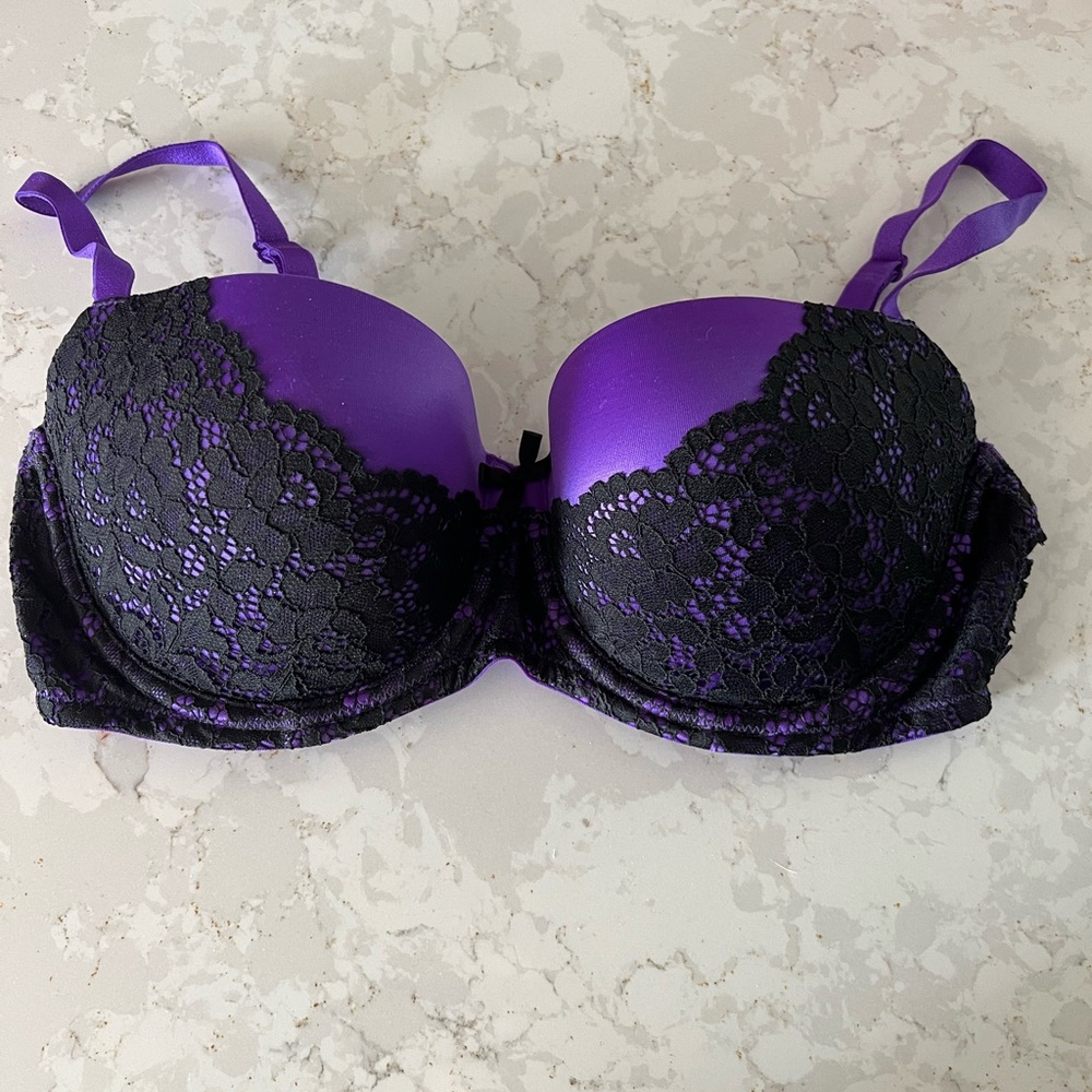 Victoria’s Secret bra. 34D.